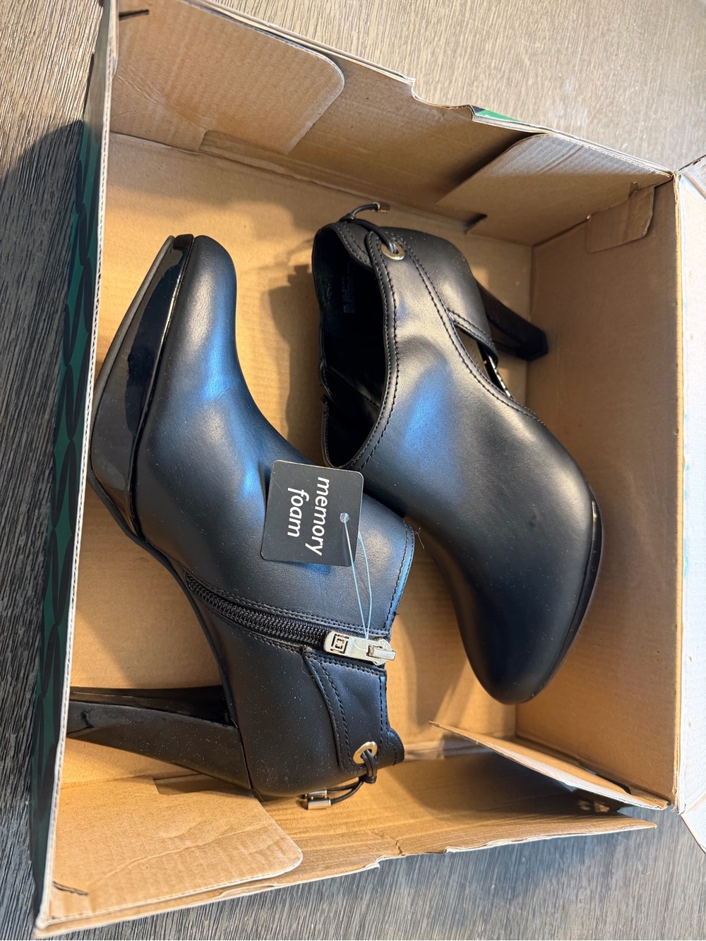 Women’s Black Memory Foam Heeled Ankle Shoes by Liz Claiborne. Bin 127